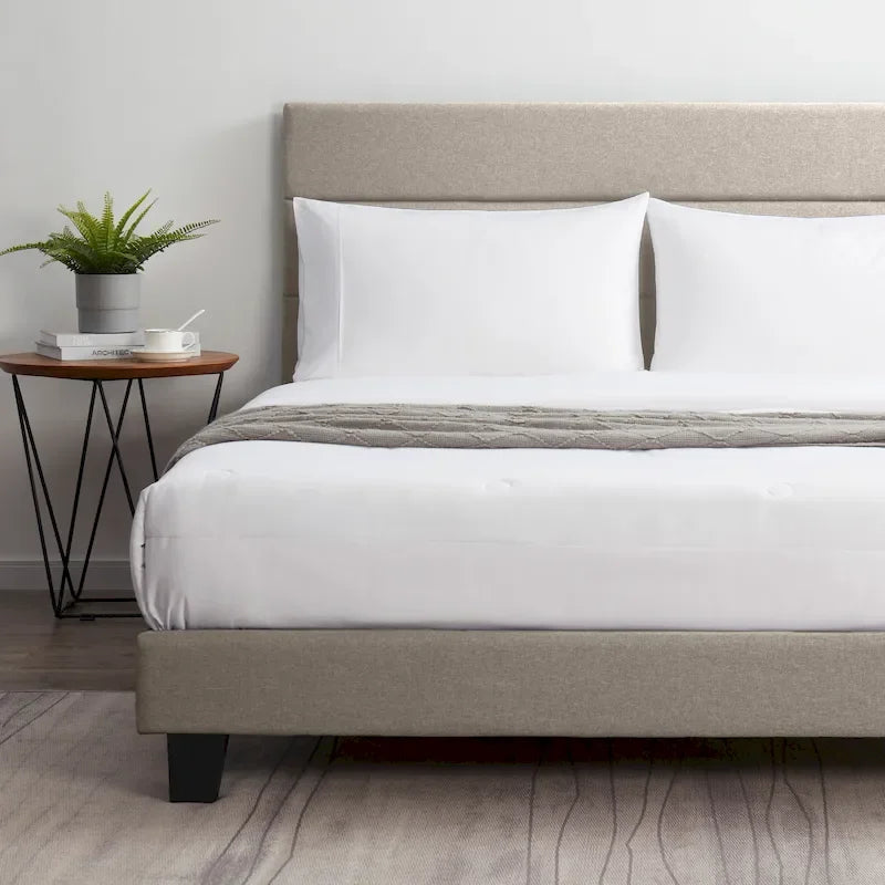 Gepolstertes Plattformbett mit horizontaler Steppung