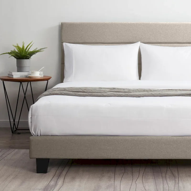 Gepolstertes Plattformbett mit horizontaler Steppung