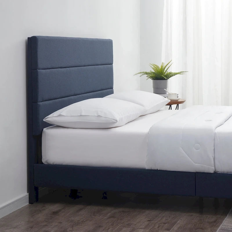 Gepolstertes Plattformbett mit horizontaler Steppung