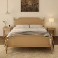 Bett im traditionellen Stil mit Rattan-Kopf- und Fußteil für das Schlafzimmer