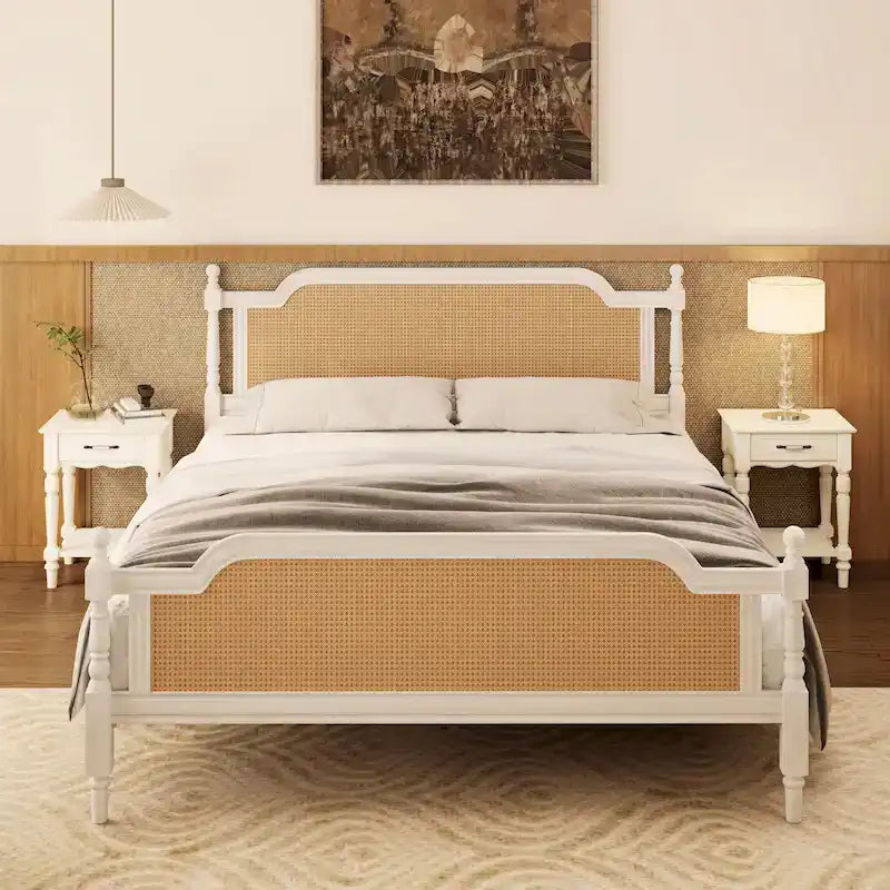 Cama de plataforma de estilo tradicional con cabecera y piecera de ratán para dormitorio