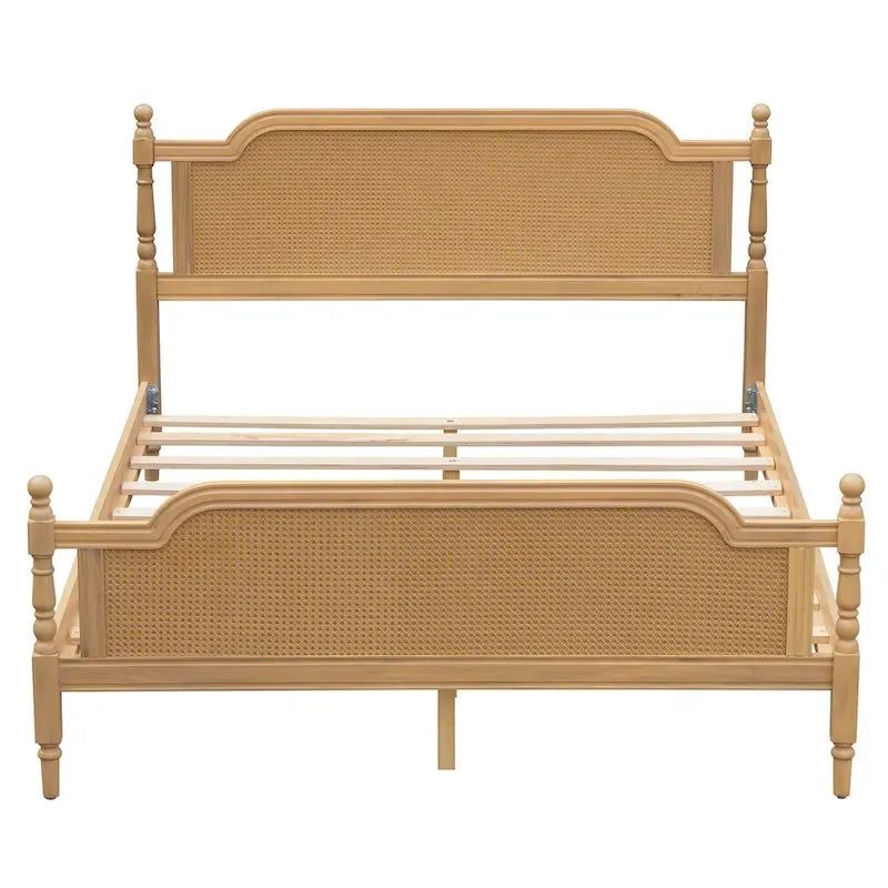 Bett im traditionellen Stil mit Rattan-Kopf- und Fußteil für das Schlafzimmer