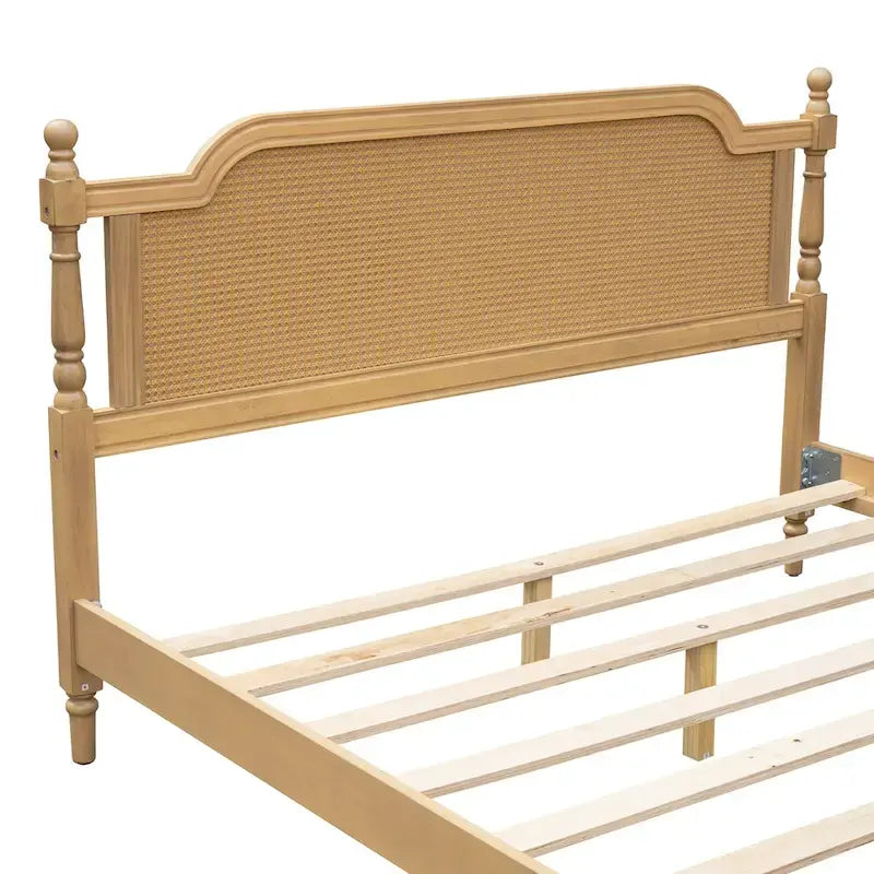 Bett im traditionellen Stil mit Rattan-Kopf- und Fußteil für das Schlafzimmer