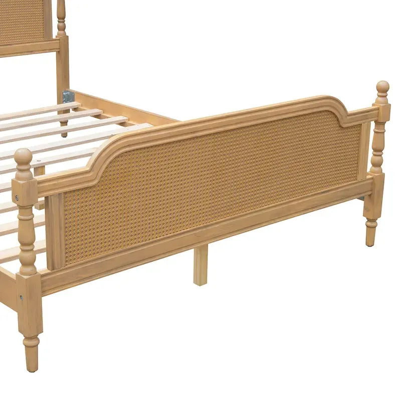 Bett im traditionellen Stil mit Rattan-Kopf- und Fußteil für das Schlafzimmer