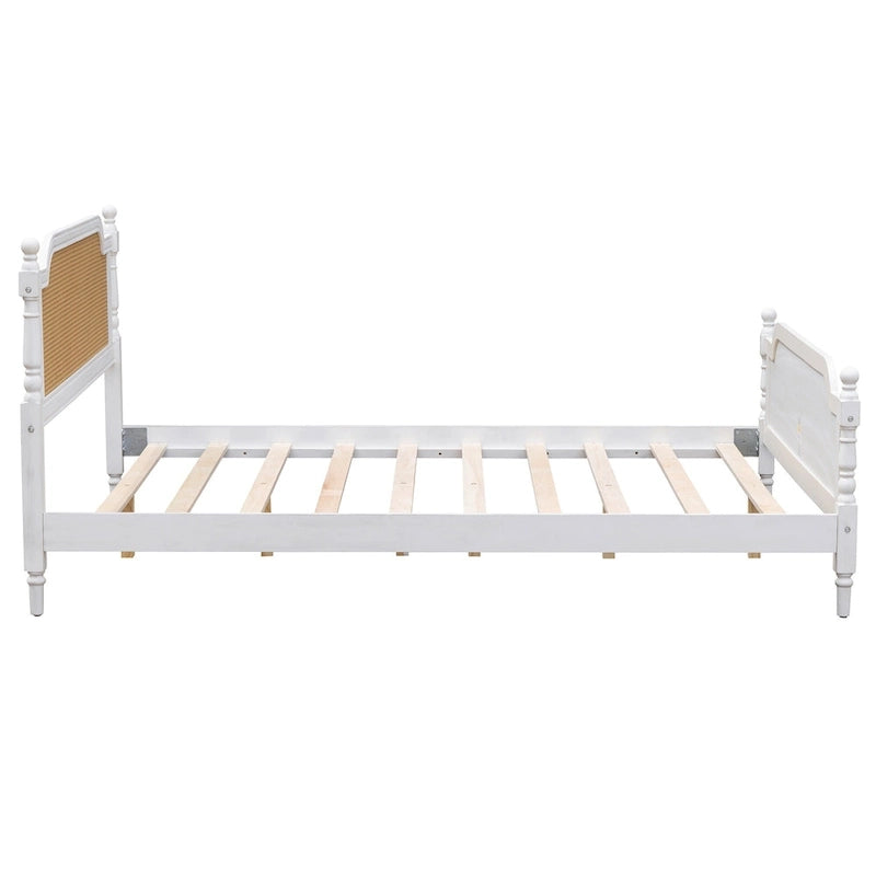 Bett im traditionellen Stil mit Rattan-Kopf- und Fußteil für das Schlafzimmer