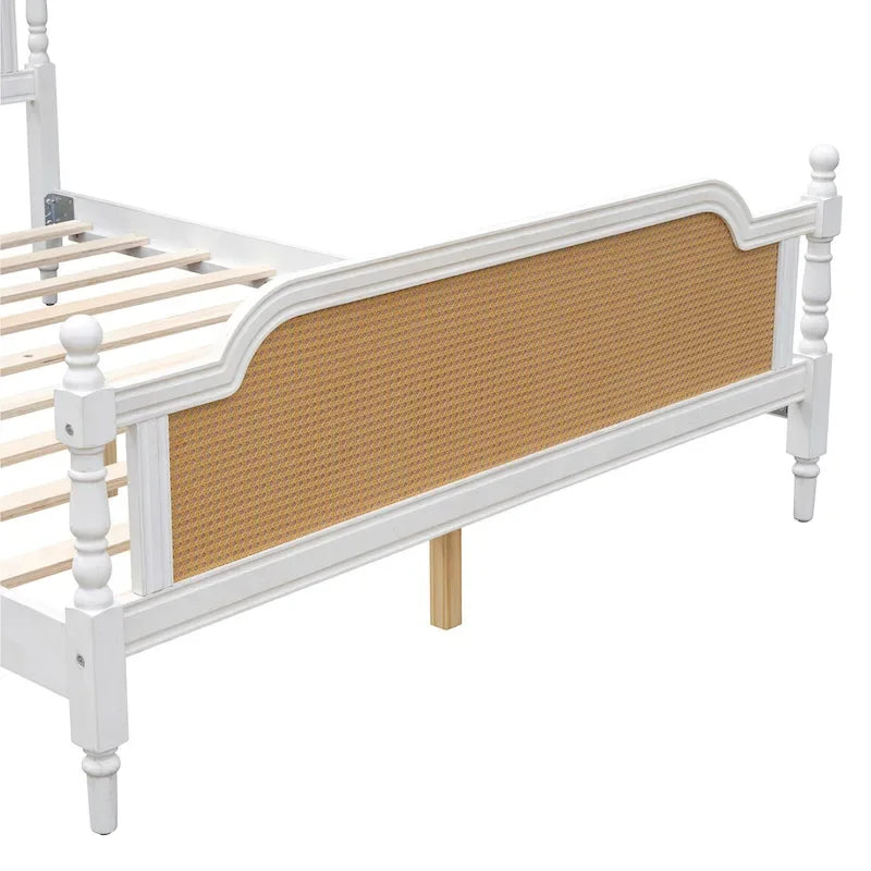 Bett im traditionellen Stil mit Rattan-Kopf- und Fußteil für das Schlafzimmer