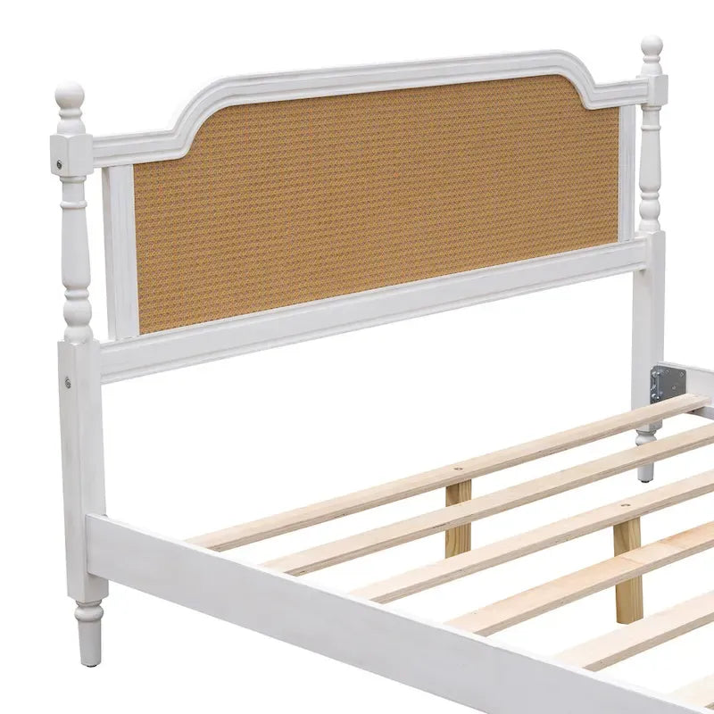 Bett im traditionellen Stil mit Rattan-Kopf- und Fußteil für das Schlafzimmer