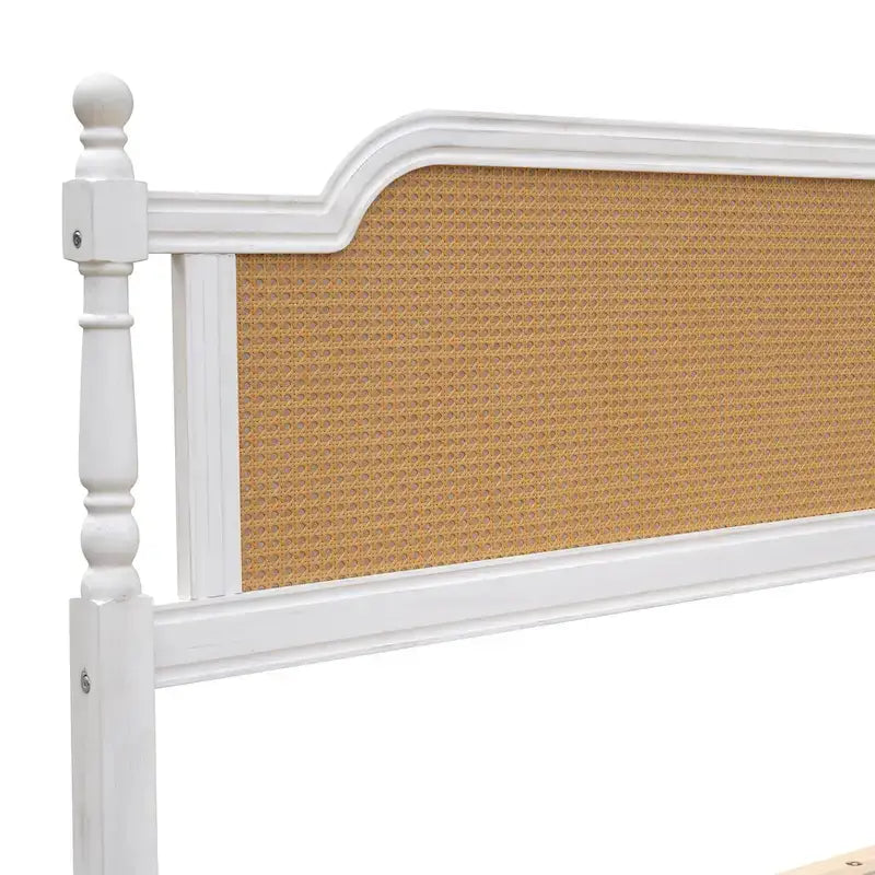 Bett im traditionellen Stil mit Rattan-Kopf- und Fußteil für das Schlafzimmer