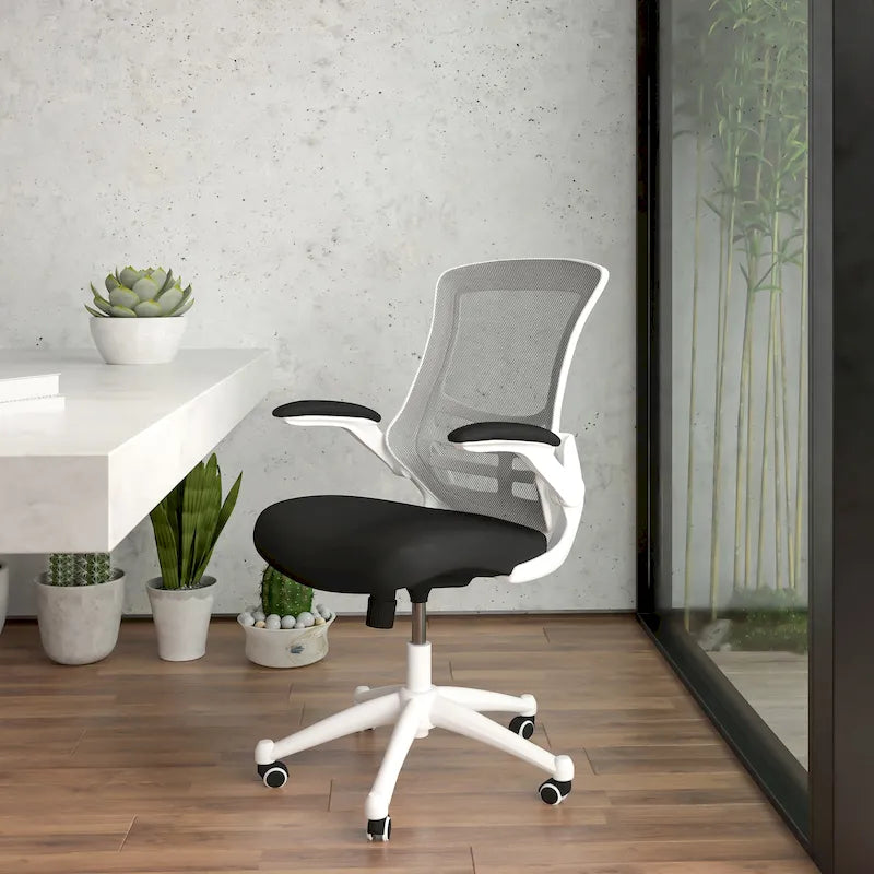 Ergonomischer Bürodrehstuhl mit mittelhoher Netzrückenlehne und hochklappbaren Armlehnen