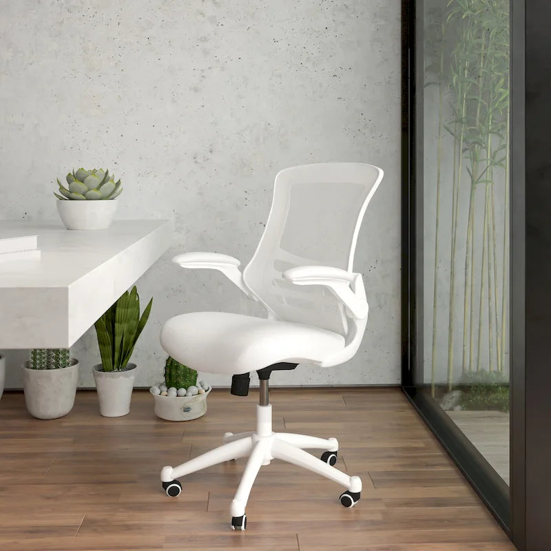 Ergonomischer Bürodrehstuhl mit mittelhoher Netzrückenlehne und hochklappbaren Armlehnen