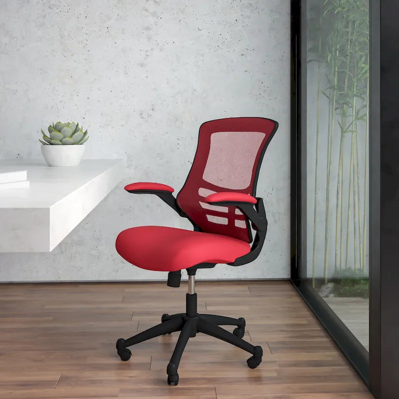 Ergonomischer Bürodrehstuhl mit mittelhoher Netzrückenlehne und hochklappbaren Armlehnen
