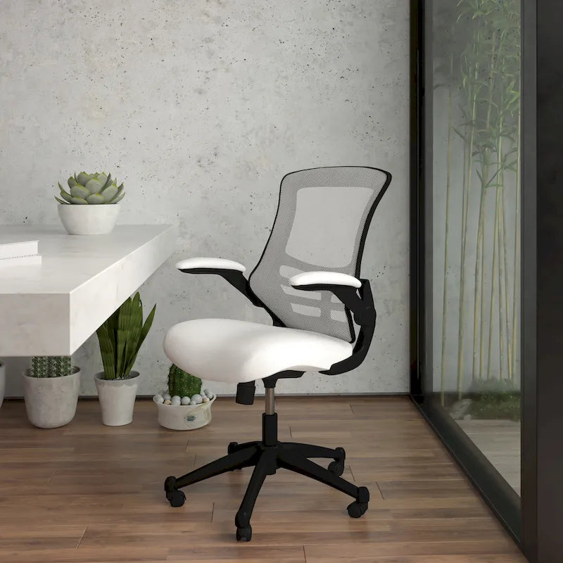 Ergonomischer Bürodrehstuhl mit mittelhoher Netzrückenlehne und hochklappbaren Armlehnen