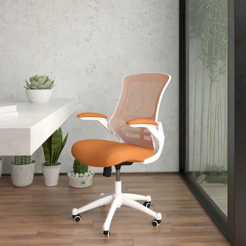 Ergonomischer Bürodrehstuhl mit mittelhoher Netzrückenlehne und hochklappbaren Armlehnen