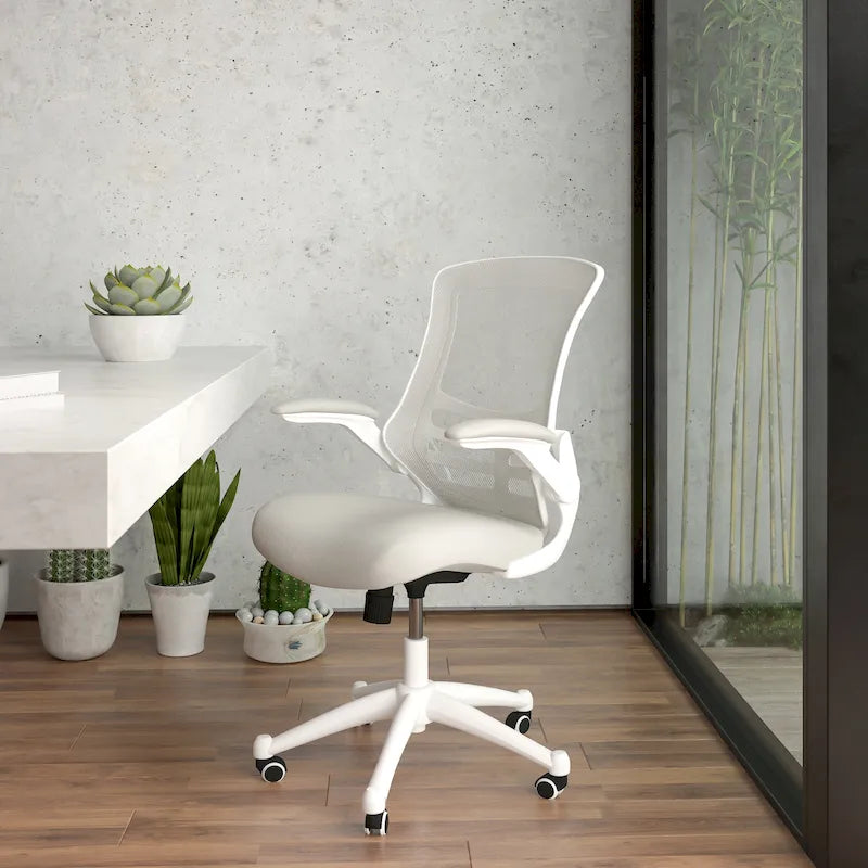 Ergonomischer Bürodrehstuhl mit mittelhoher Netzrückenlehne und hochklappbaren Armlehnen