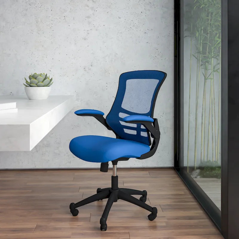 Ergonomischer Bürodrehstuhl mit mittelhoher Netzrückenlehne und hochklappbaren Armlehnen