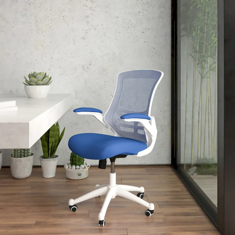 Ergonomischer Bürodrehstuhl mit mittelhoher Netzrückenlehne und hochklappbaren Armlehnen