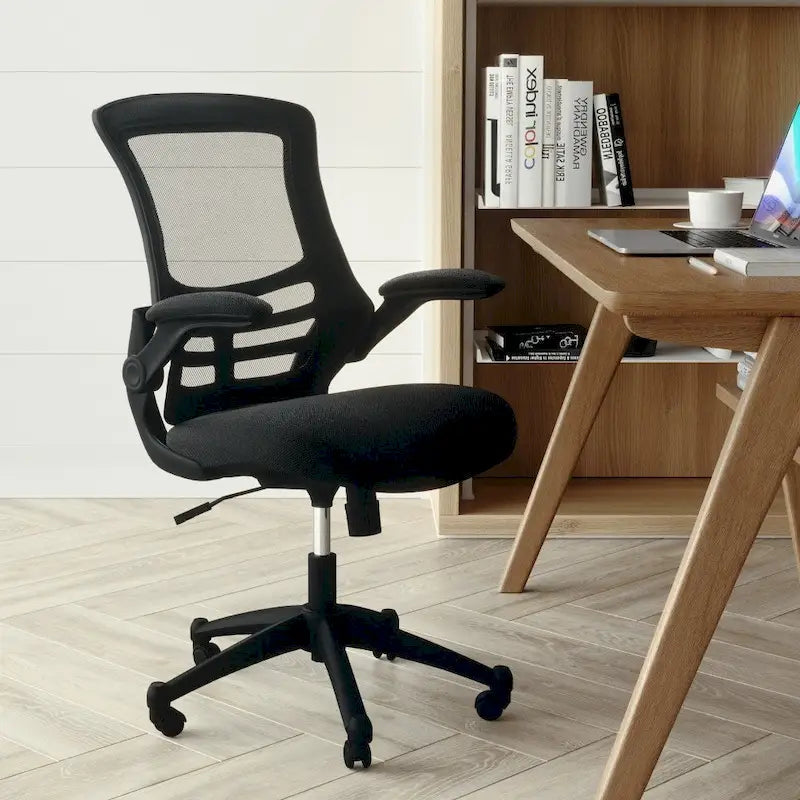 Ergonomischer Bürodrehstuhl mit mittelhoher Netzrückenlehne und hochklappbaren Armlehnen