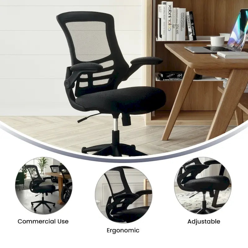 Ergonomischer Bürodrehstuhl mit mittelhoher Netzrückenlehne und hochklappbaren Armlehnen