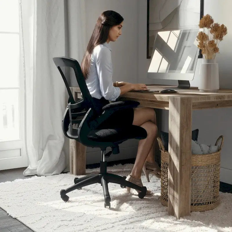 Ergonomischer Bürodrehstuhl mit mittelhoher Netzrückenlehne und hochklappbaren Armlehnen
