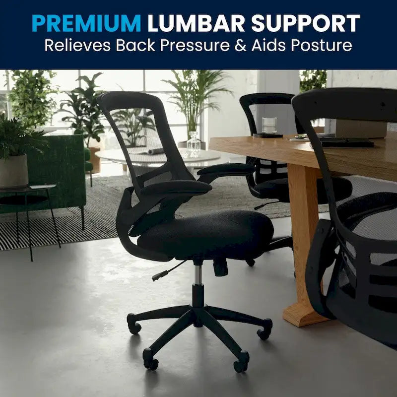 Ergonomischer Bürodrehstuhl mit mittelhoher Netzrückenlehne und hochklappbaren Armlehnen