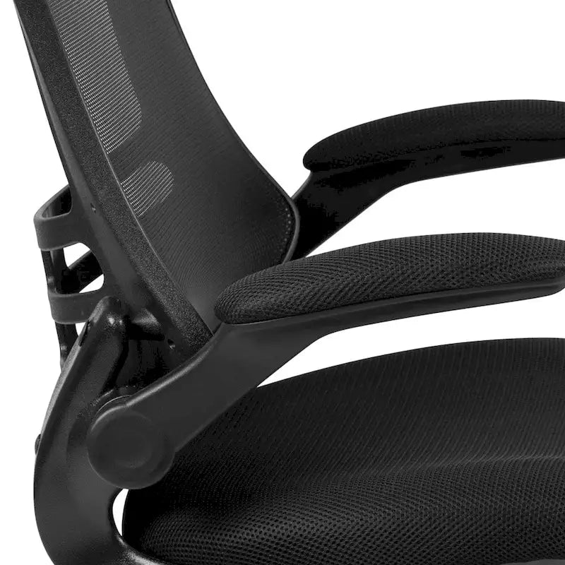 Ergonomischer Bürodrehstuhl mit mittelhoher Netzrückenlehne und hochklappbaren Armlehnen