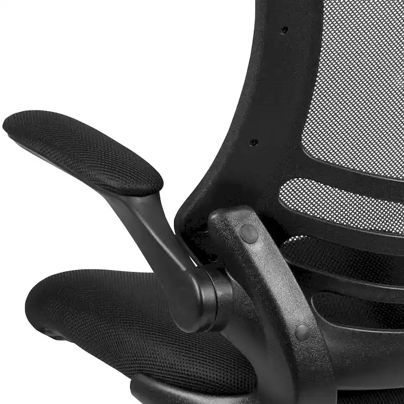 Ergonomischer Bürodrehstuhl mit mittelhoher Netzrückenlehne und hochklappbaren Armlehnen