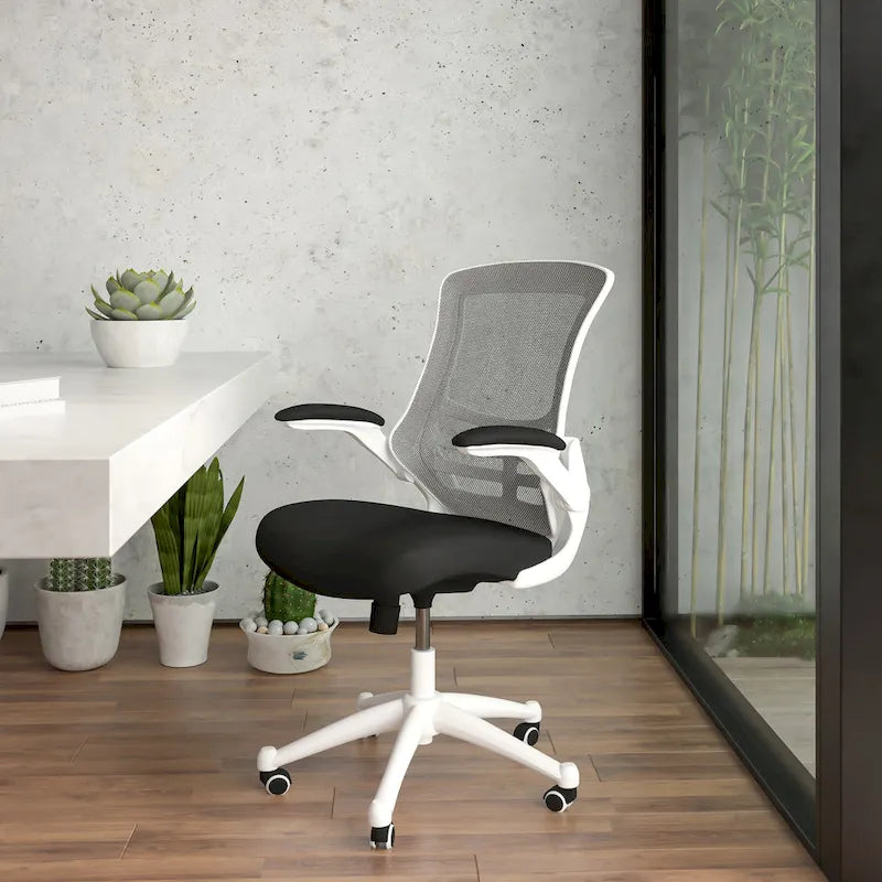 Ergonomischer Bürodrehstuhl mit mittelhoher Netzrückenlehne und hochklappbaren Armlehnen