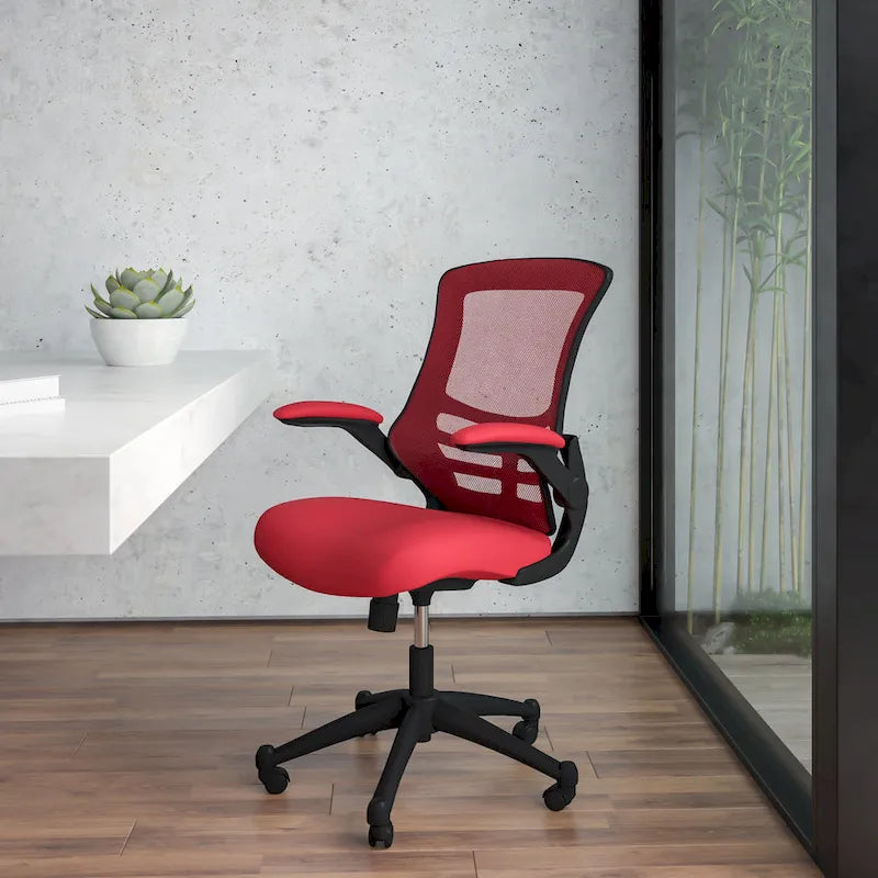 Ergonomischer Bürodrehstuhl mit mittelhoher Netzrückenlehne und hochklappbaren Armlehnen
