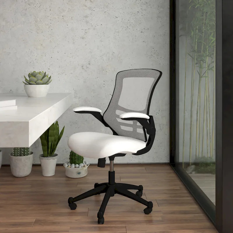 Ergonomischer Bürodrehstuhl mit mittelhoher Netzrückenlehne und hochklappbaren Armlehnen