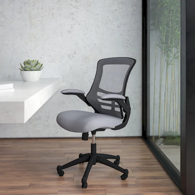 Ergonomischer Bürodrehstuhl mit mittelhoher Netzrückenlehne und hochklappbaren Armlehnen