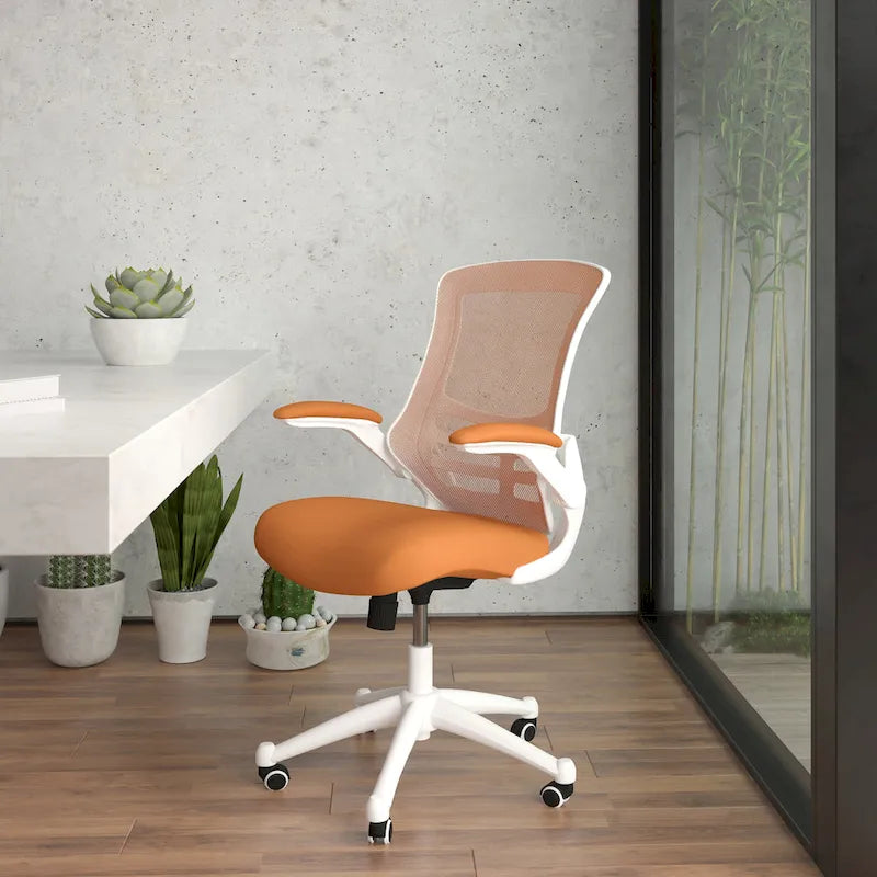 Ergonomischer Bürodrehstuhl mit mittelhoher Netzrückenlehne und hochklappbaren Armlehnen