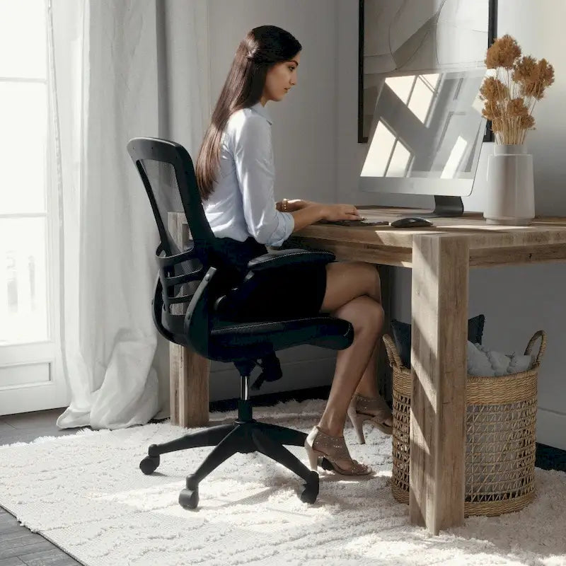 Ergonomischer Bürodrehstuhl mit mittelhoher Netzrückenlehne und hochklappbaren Armlehnen