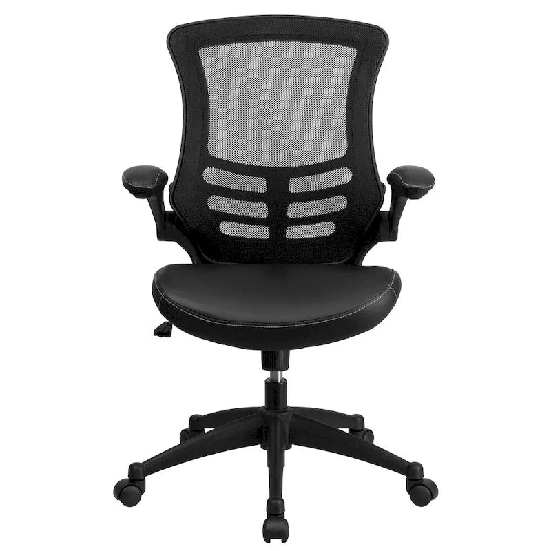Ergonomischer Bürodrehstuhl mit mittelhoher Netzrückenlehne und hochklappbaren Armlehnen
