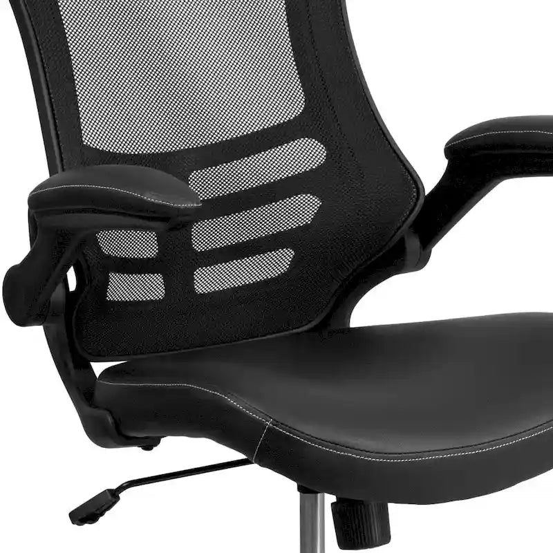 Ergonomischer Bürodrehstuhl mit mittelhoher Netzrückenlehne und hochklappbaren Armlehnen