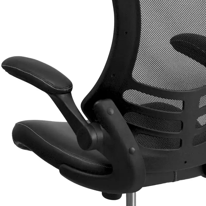 Ergonomischer Bürodrehstuhl mit mittelhoher Netzrückenlehne und hochklappbaren Armlehnen