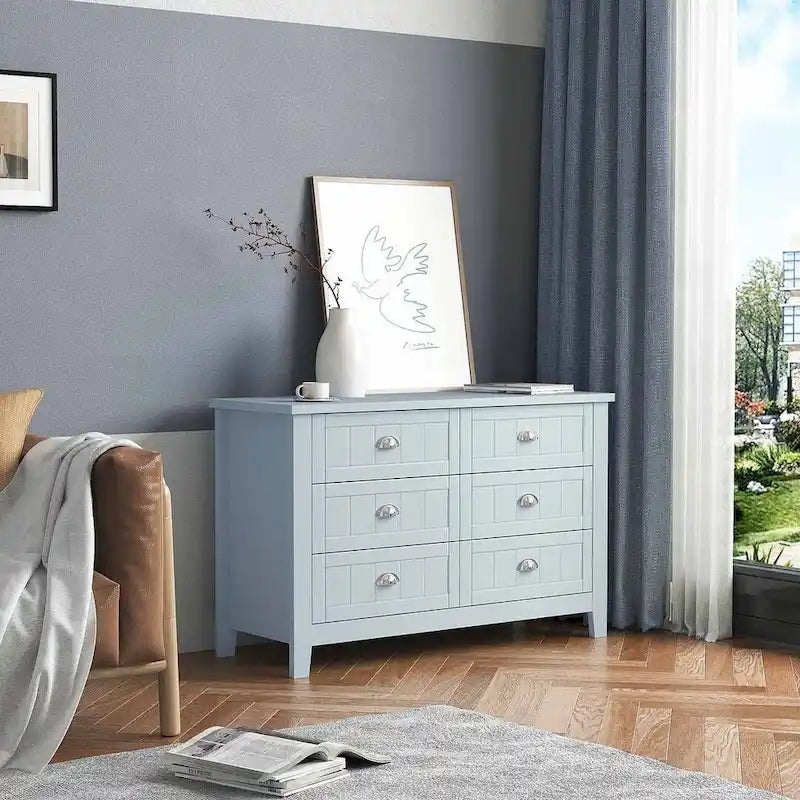 Cómoda moderna con estructura de madera maciza y tiradores retro en forma de concha