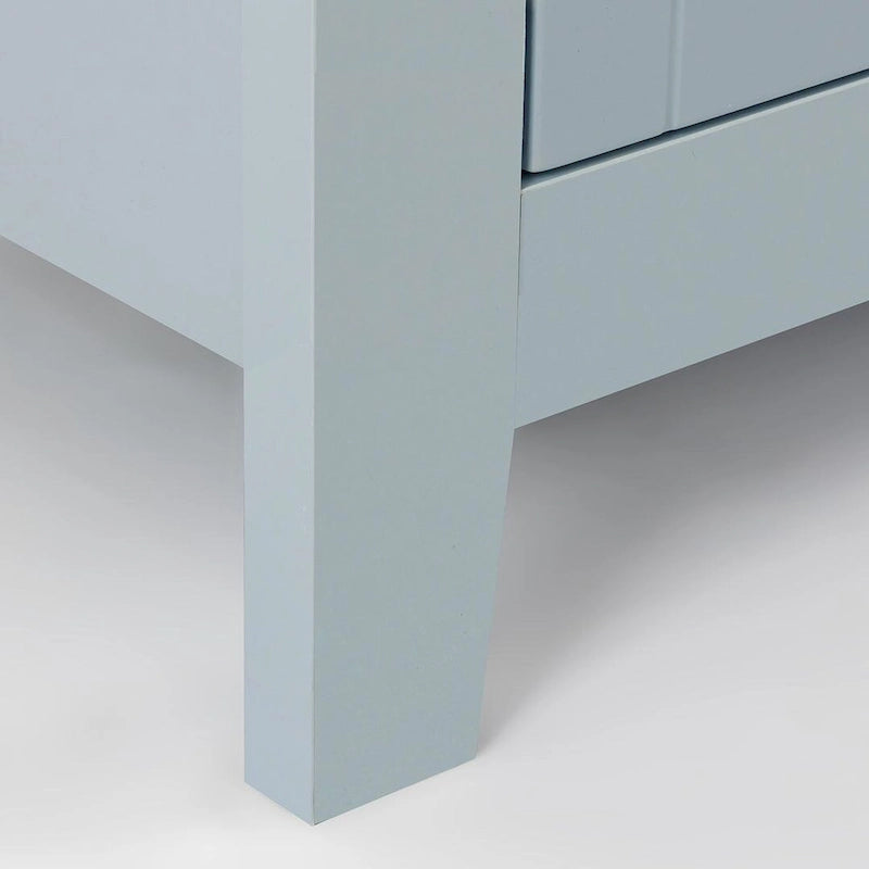 Cómoda moderna con estructura de madera maciza y tiradores retro en forma de concha