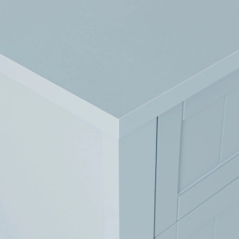 Cómoda moderna con estructura de madera maciza y tiradores retro en forma de concha