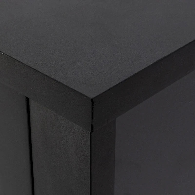 Cómoda moderna con estructura de madera maciza y tiradores retro en forma de concha