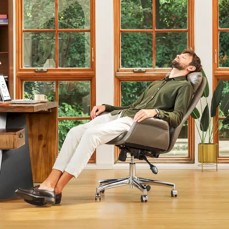 Moderner ergonomischer Chefsessel aus Kunstleder mit hoher Rückenlehne, verstellbar und drehbar